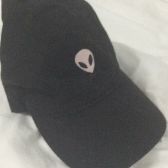 Black baseball cap - Picture 2 of 3